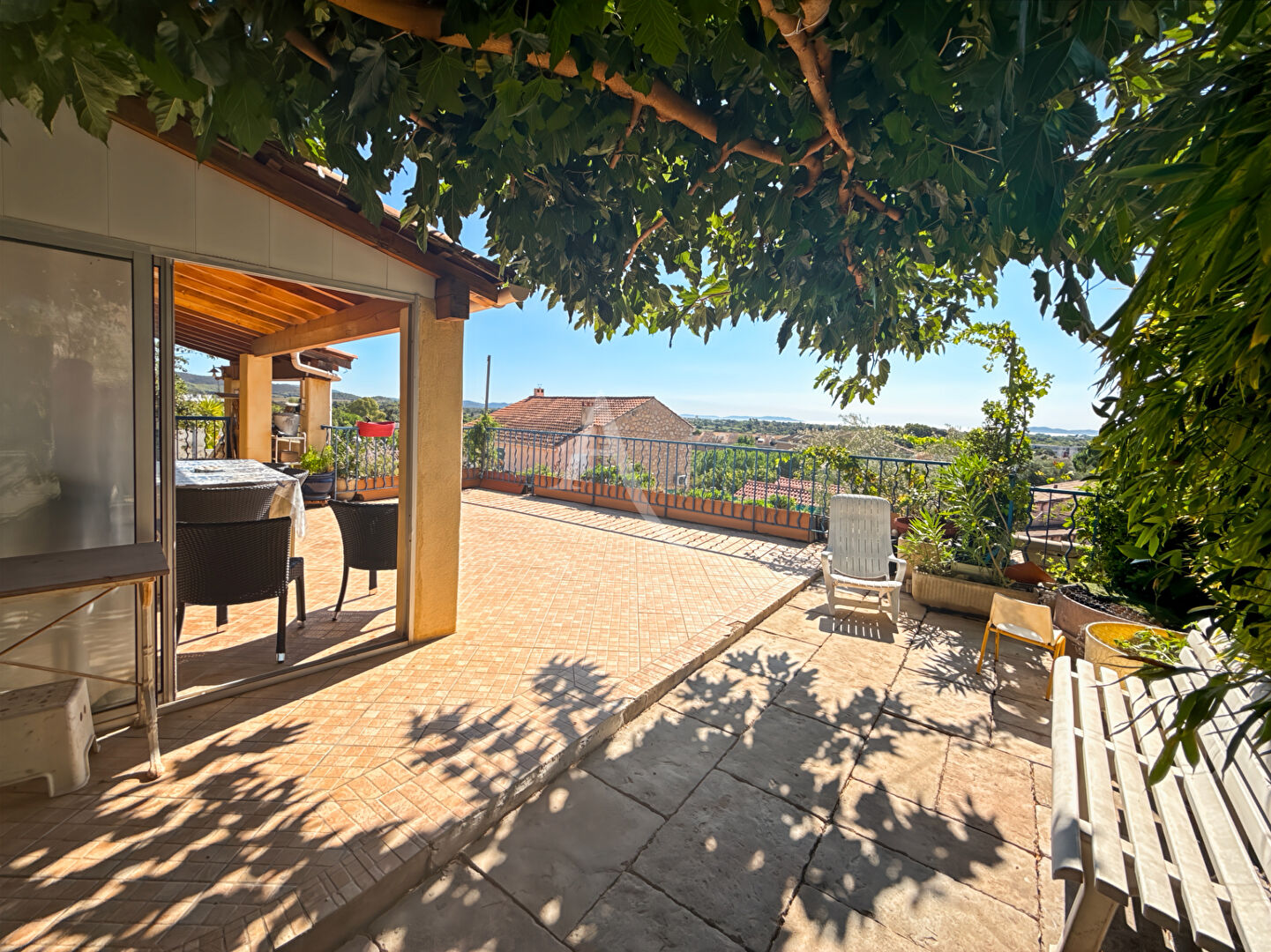 Photo Charmante maison sur les hauteurs, magnifique vue dégagée ! image 2/6