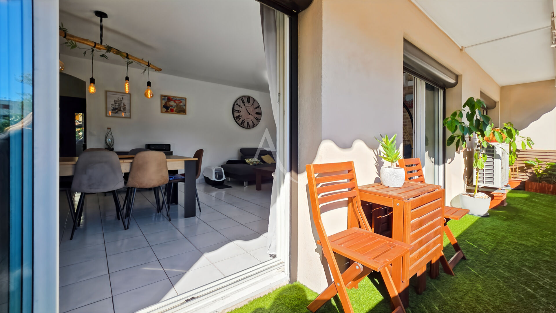 T5 rénové au calme et proche commodités, très grand balcon et loggia !