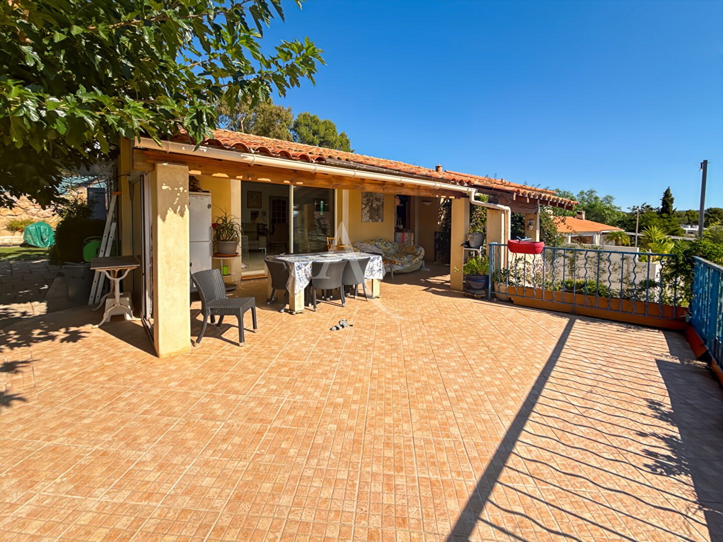 Photo Charmante maison sur les hauteurs, magnifique vue dégagée ! image 2/6