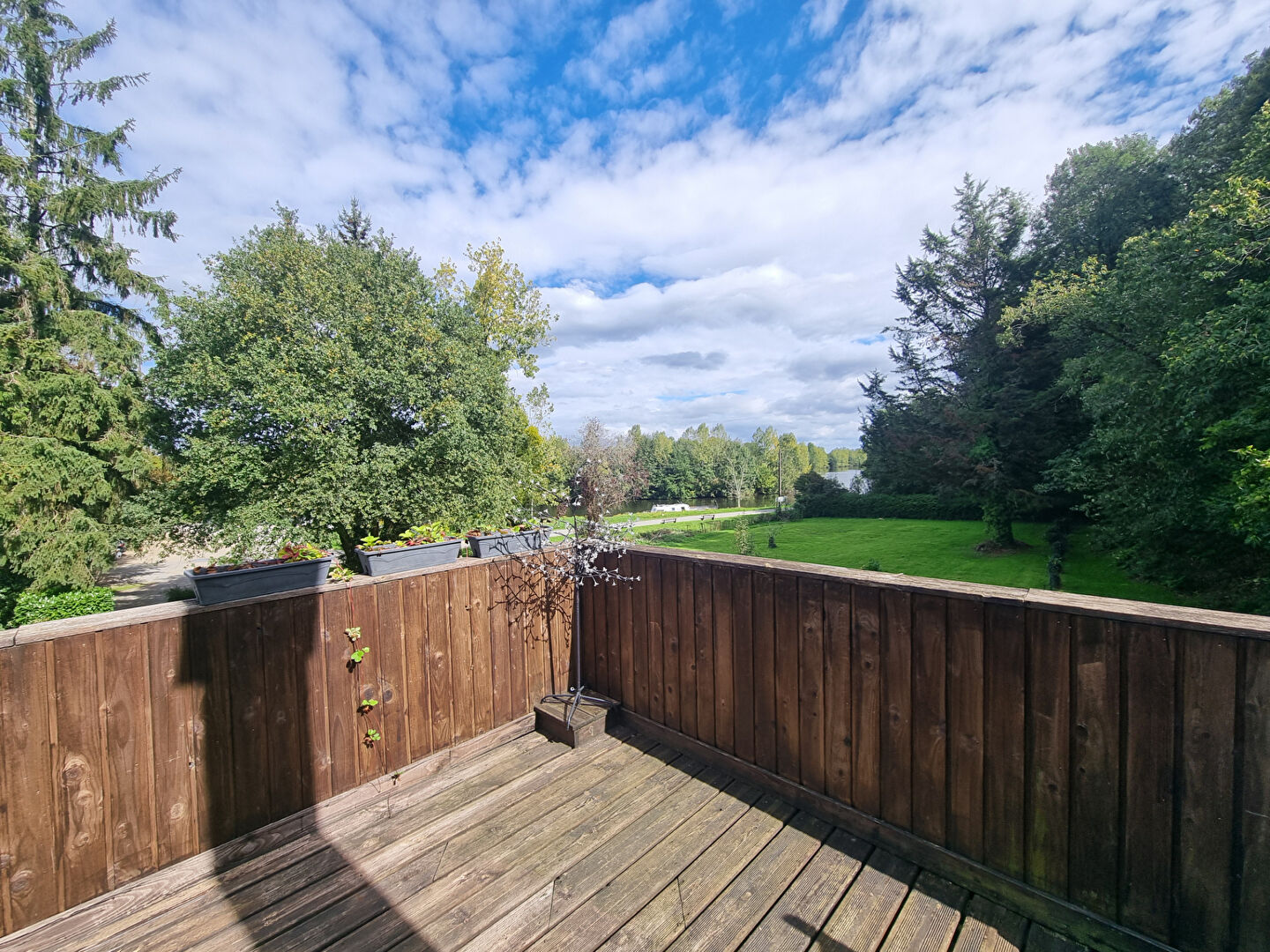 Immeuble comprenant un local d'activité et un appartement refait à neuf