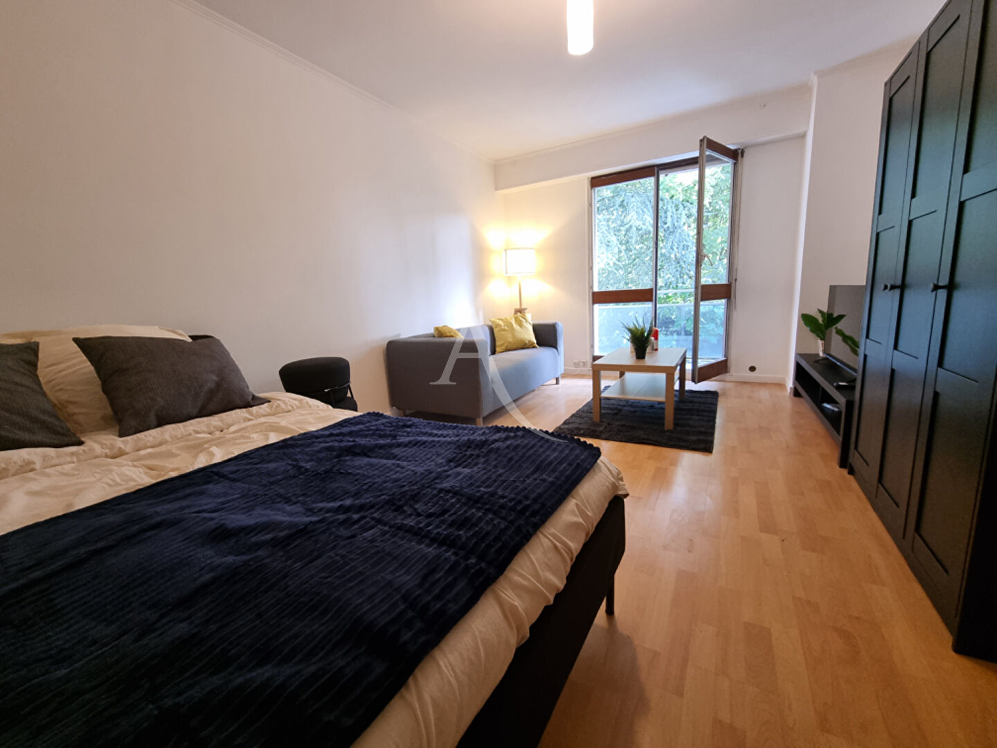Appartement meublé  T1 bis avec balcon+ place parking ( chauffage, eau froide, eau chaude dans les charges )