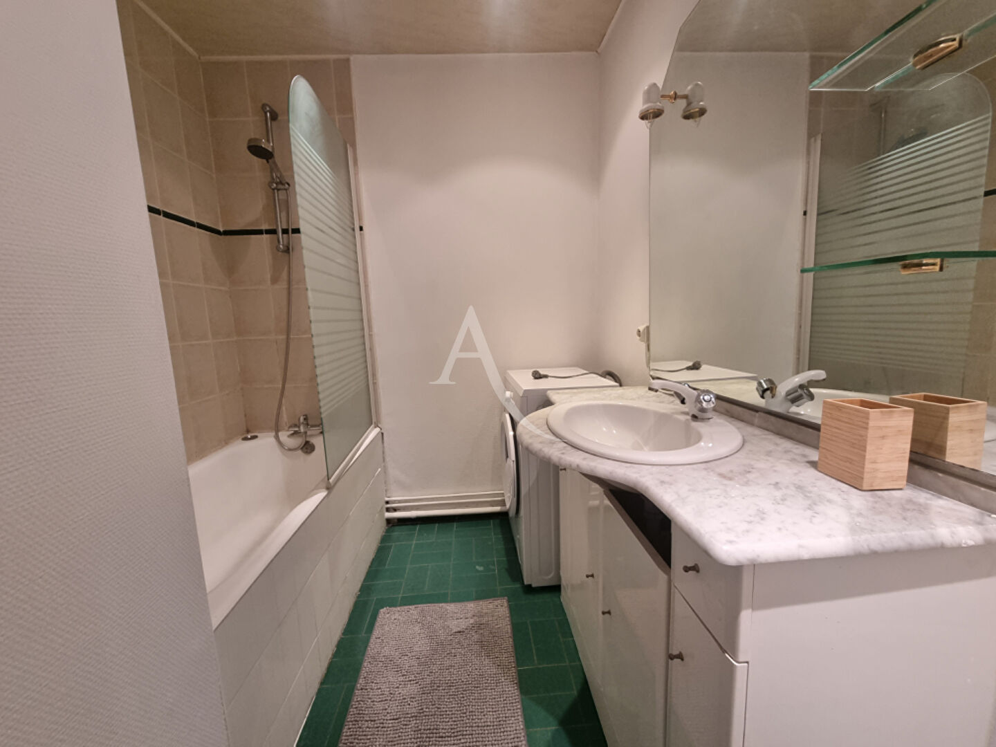 Photo Appartement meublé  T1 bis avec balcon+ place parking ( chauffage, eau froide, eau chaude dans les charges ) image 5/5