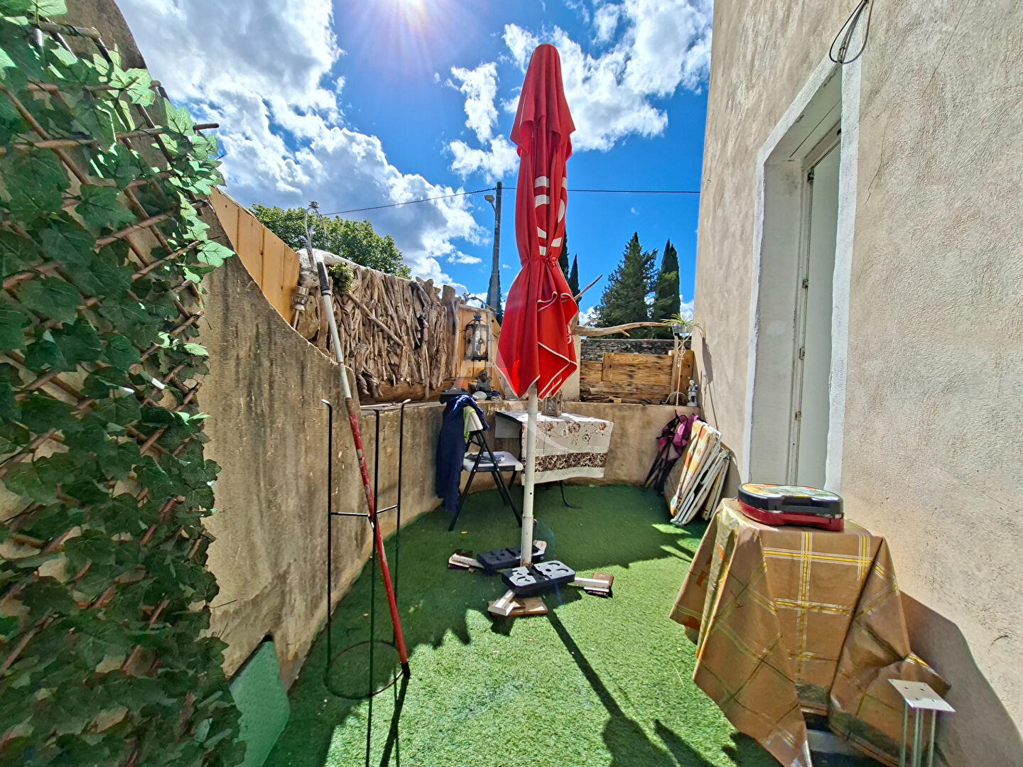 À VENDRE  NÎMES - IMMEUBLE COMPRENANT 2 APPARTEMENTS AVEC ESPACES EXTÉRIEURS