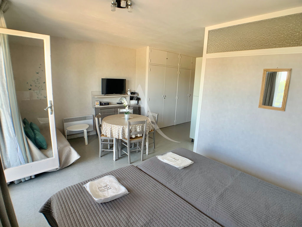 ROCHEFORT ? Studio meublé avec terrasse, face aux Thermes ? Exclusivité !