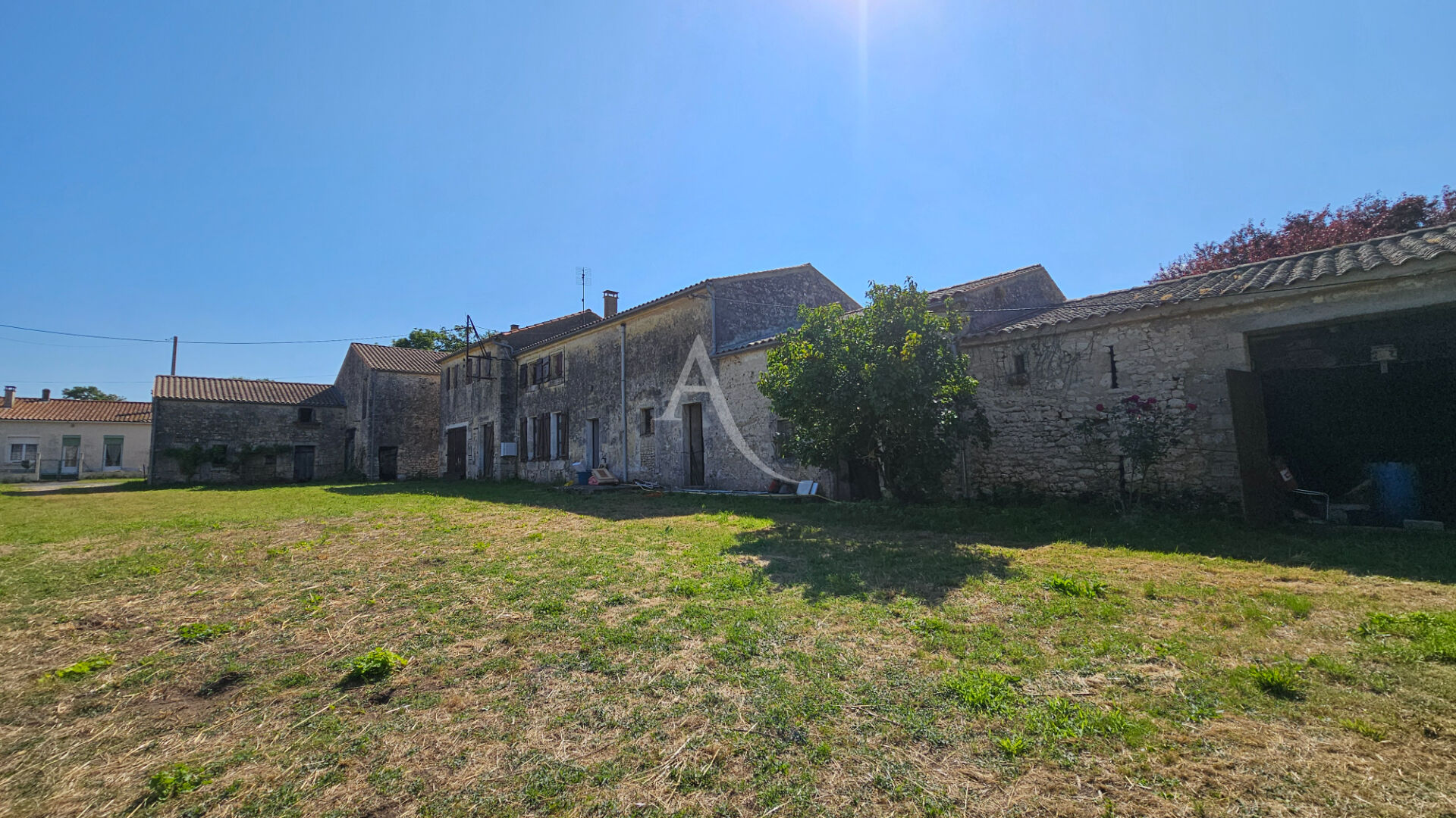 Photo MAISON CHARENTAISE AVEC DEPENDANCES SOUBISE image 1/6