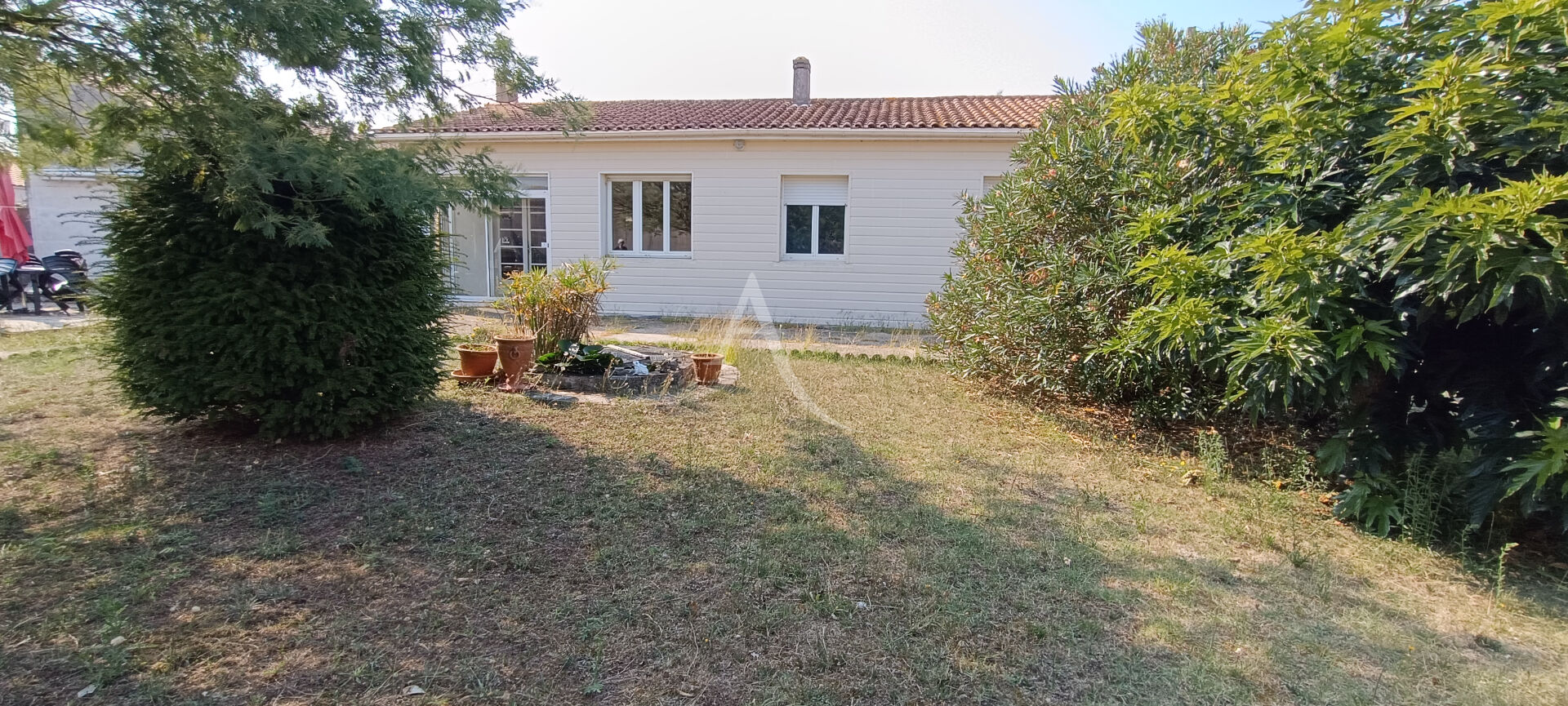 Maison à rénover au Château d'Oléron avec garage et atelier.