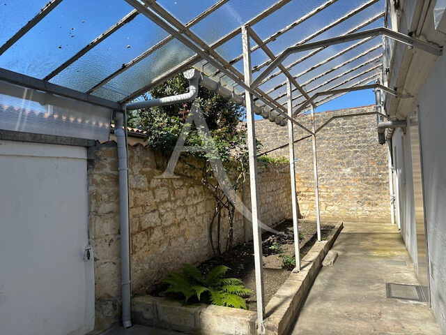 Photo ROCHEFORT, MAISON DE FAUBOURG  AVEC COUR  SANS VIS A VIS ? Exclusivité ! image 3/6