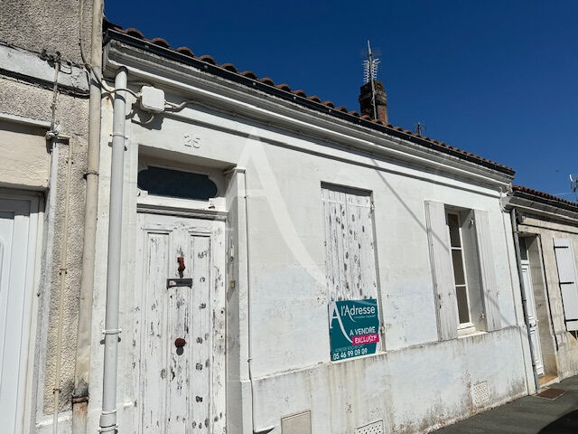 Photo ROCHEFORT, MAISON DE FAUBOURG  AVEC COUR  SANS VIS A VIS ? Exclusivité ! image 4/6