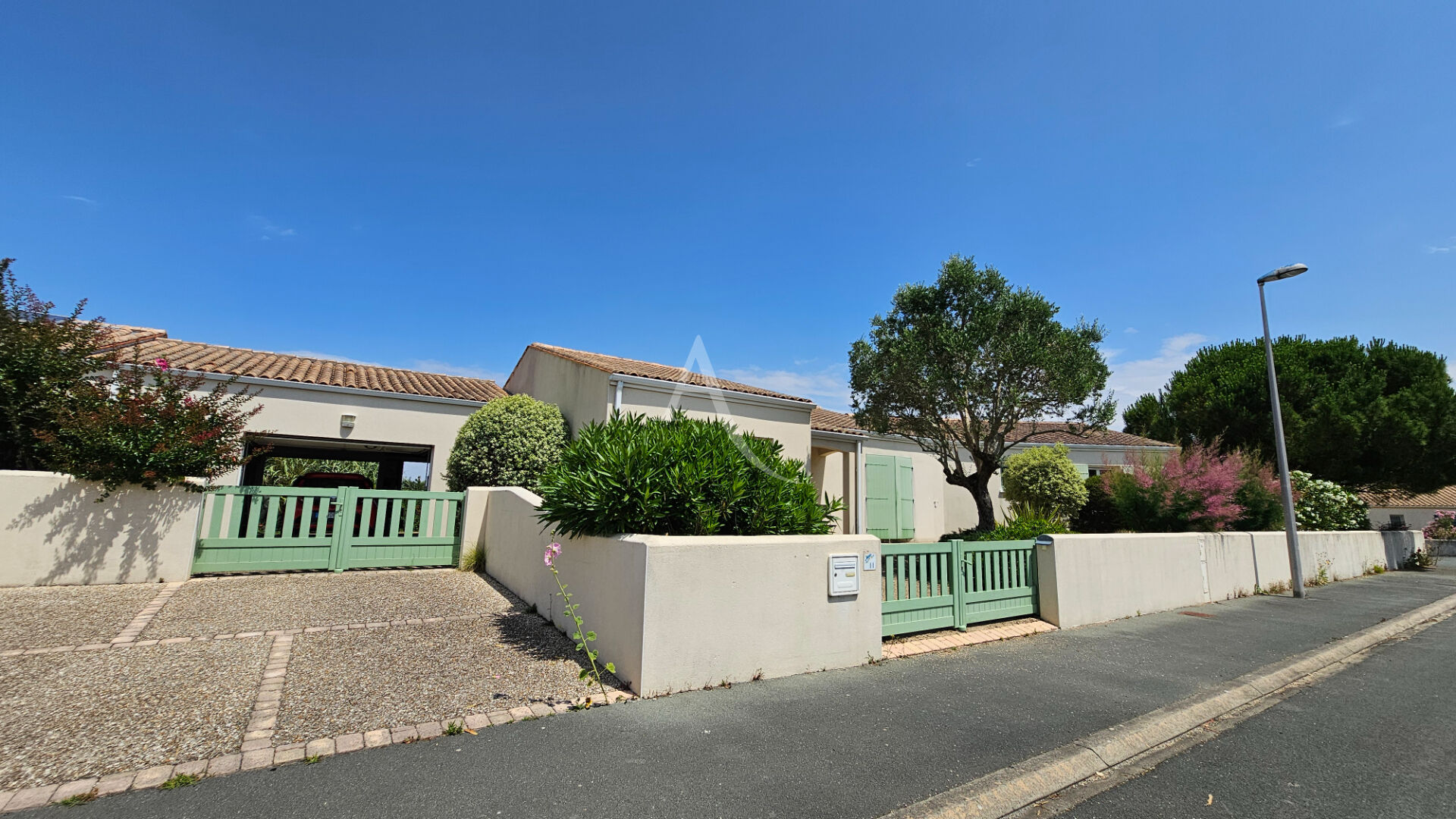 MAISON  PORT DES BARQUES /BEAU TERRAIN/ 2 GARAGES