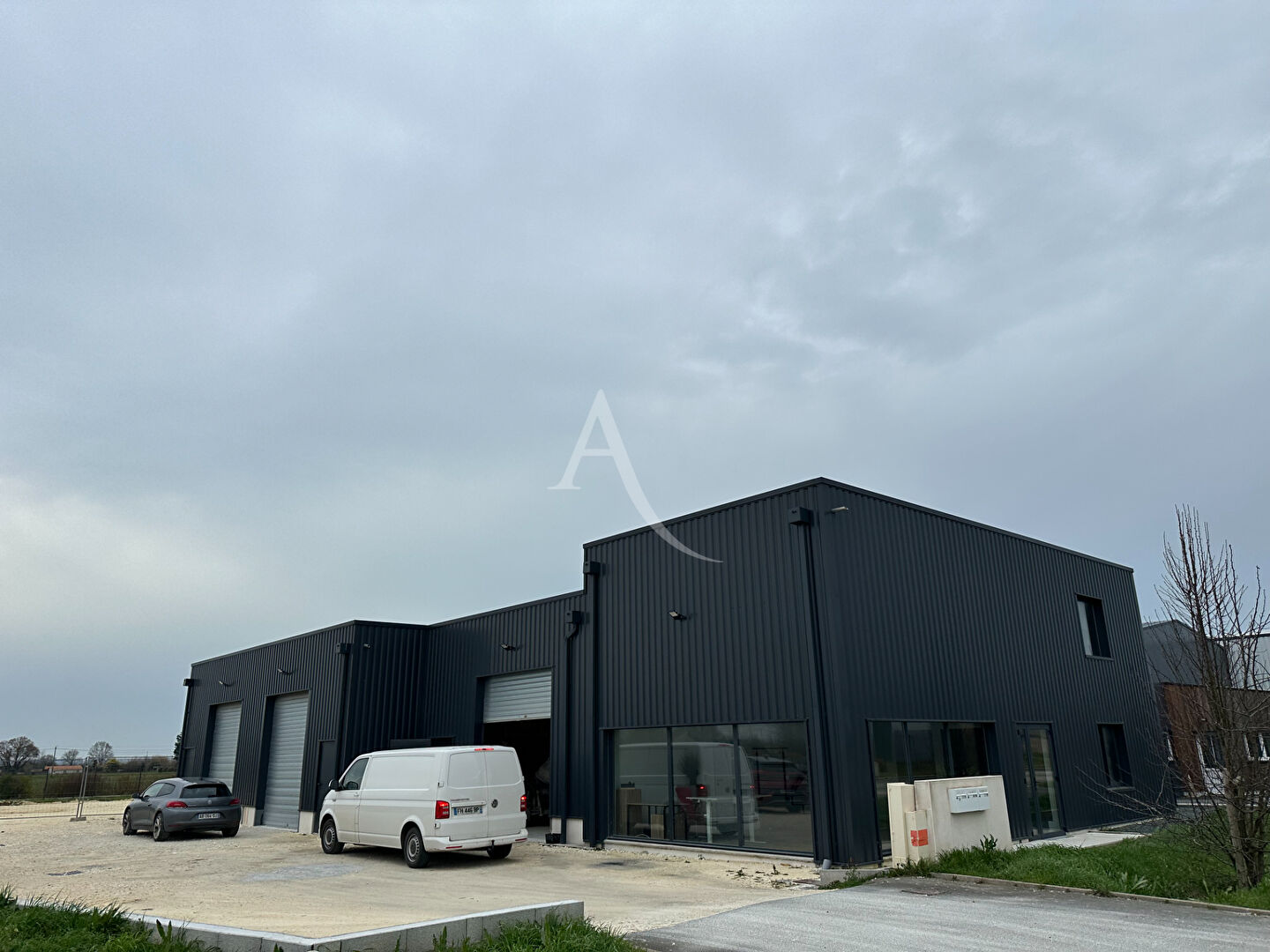 Photo Local commercial Le Gua 89.69 m2 image 2/6