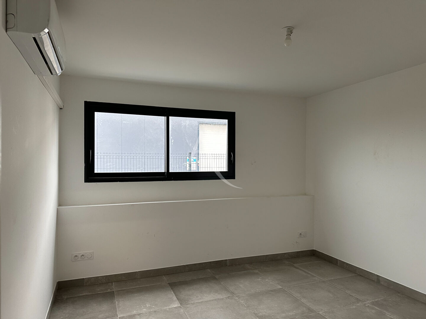 Photo Local commercial Le Gua 89.69 m2 image 5/6