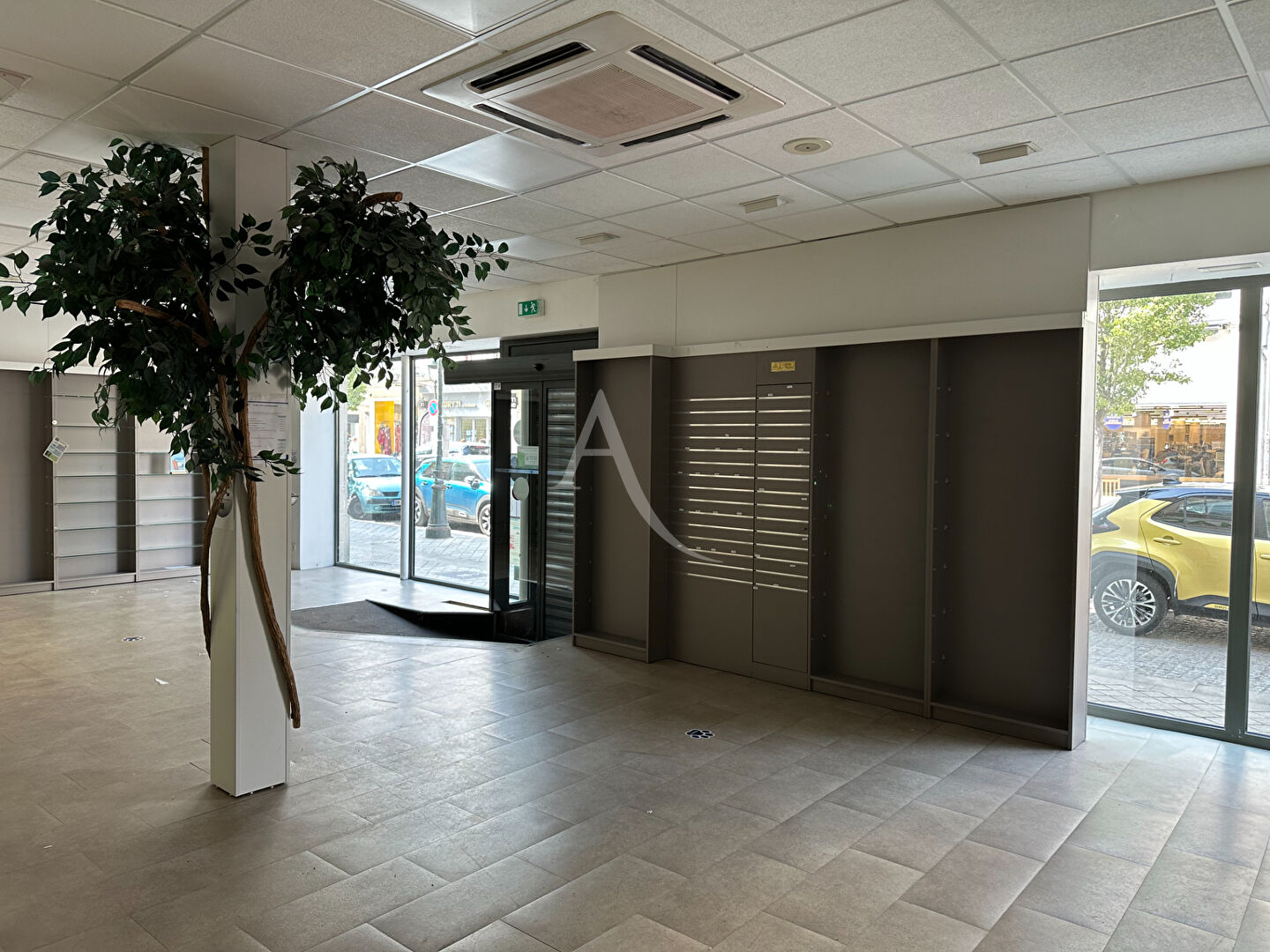 ROCHEFORT- hyper centre ville - local commercial emplacement n°1