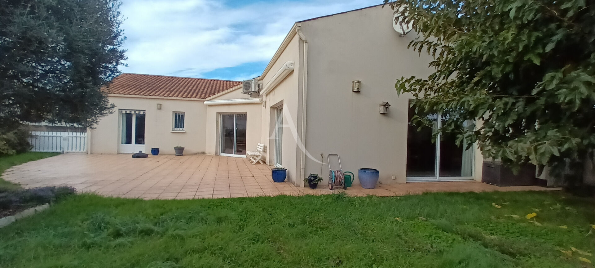 MAISON PLAIN PIED 4 CHBRES/ GRAND GARAGE/ TERRAIN