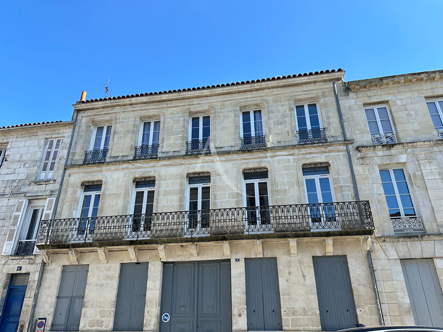 ROCHEFORT  Hyper-centre : Élégance et charme au coeur d'un hôtel particulier