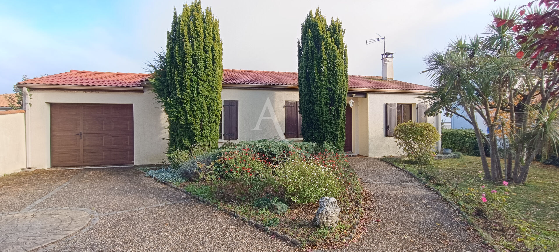 Photo Maison Port Des Barques proche de la mer . image 1/6