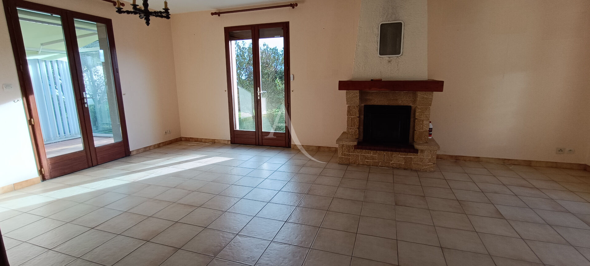 Photo Maison Port Des Barques proche de la mer . image 2/6