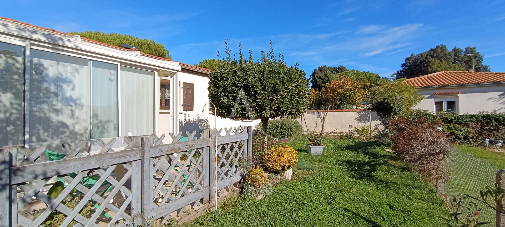 Photo Maison Port Des Barques proche de la mer . image 4/6