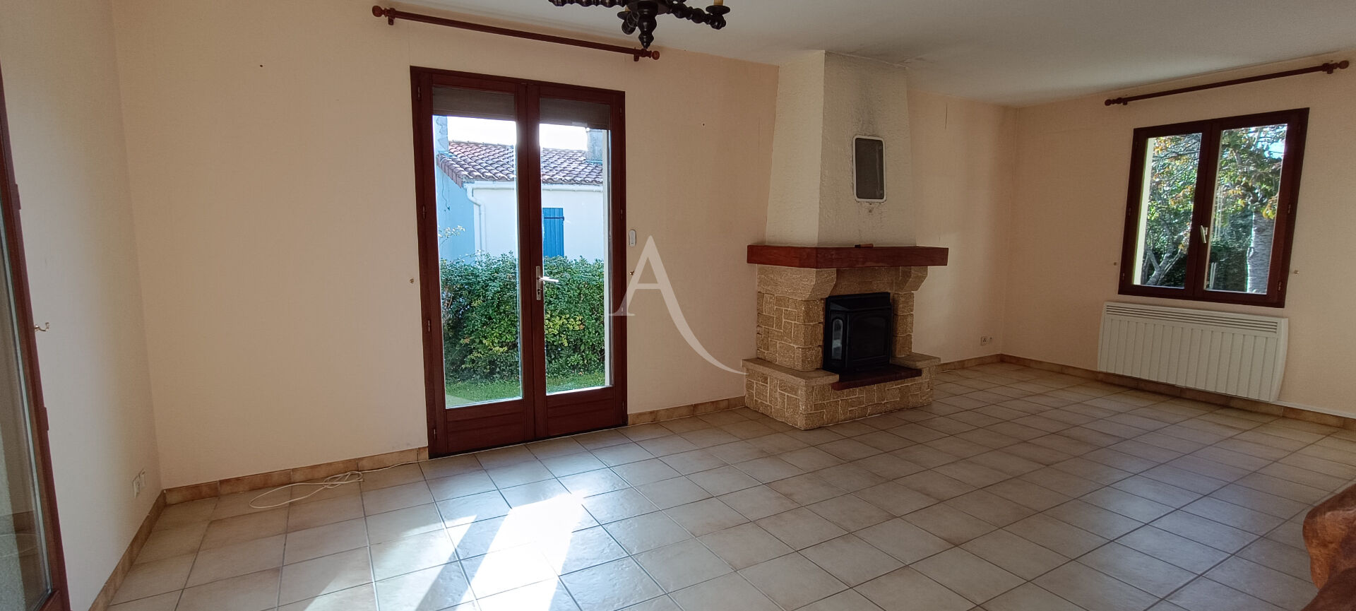 Photo Maison Port Des Barques proche de la mer . image 5/6