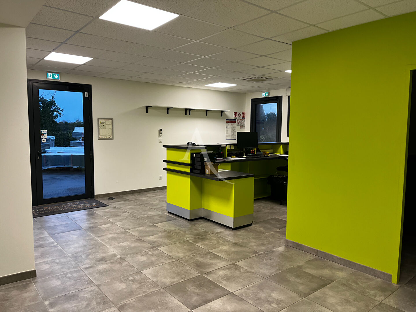 Photo Local Axe Tonnay-Charente image 2/6