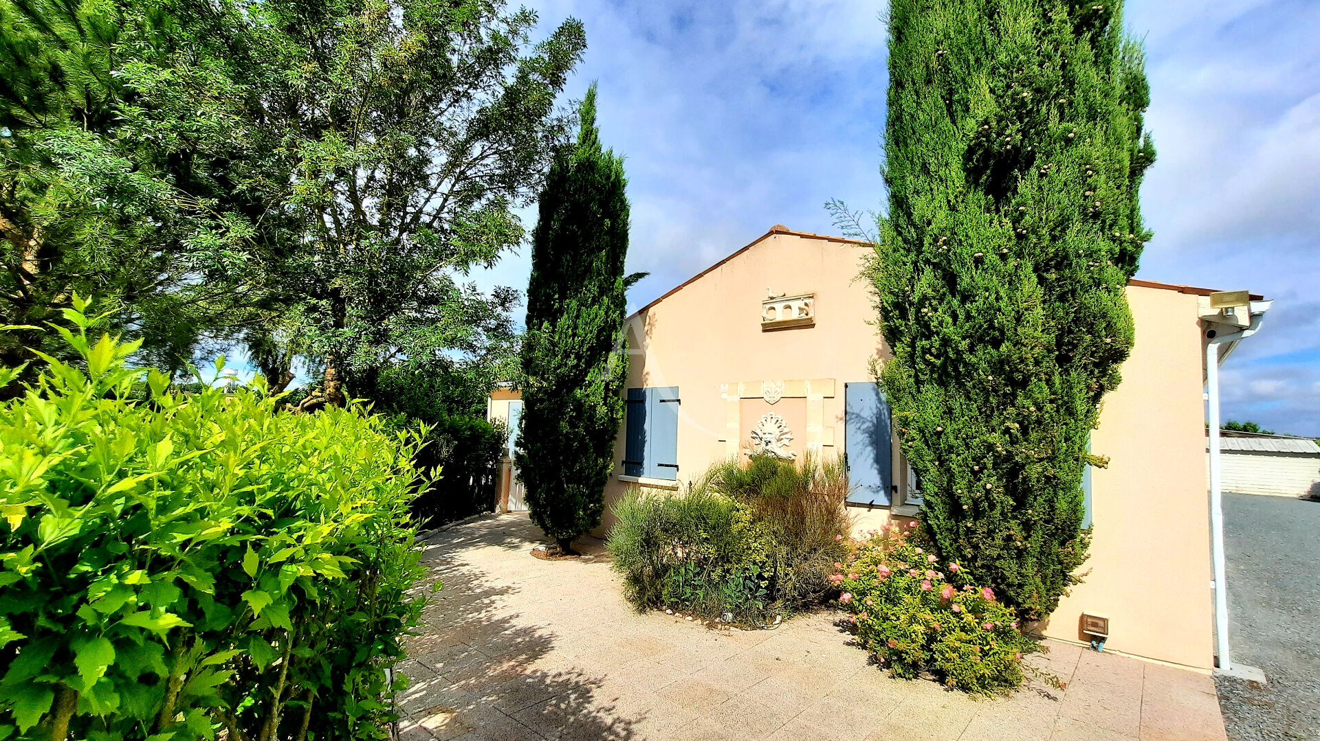 Maison de plain pied au calme avec piscine sur terrain clos de 1667m²