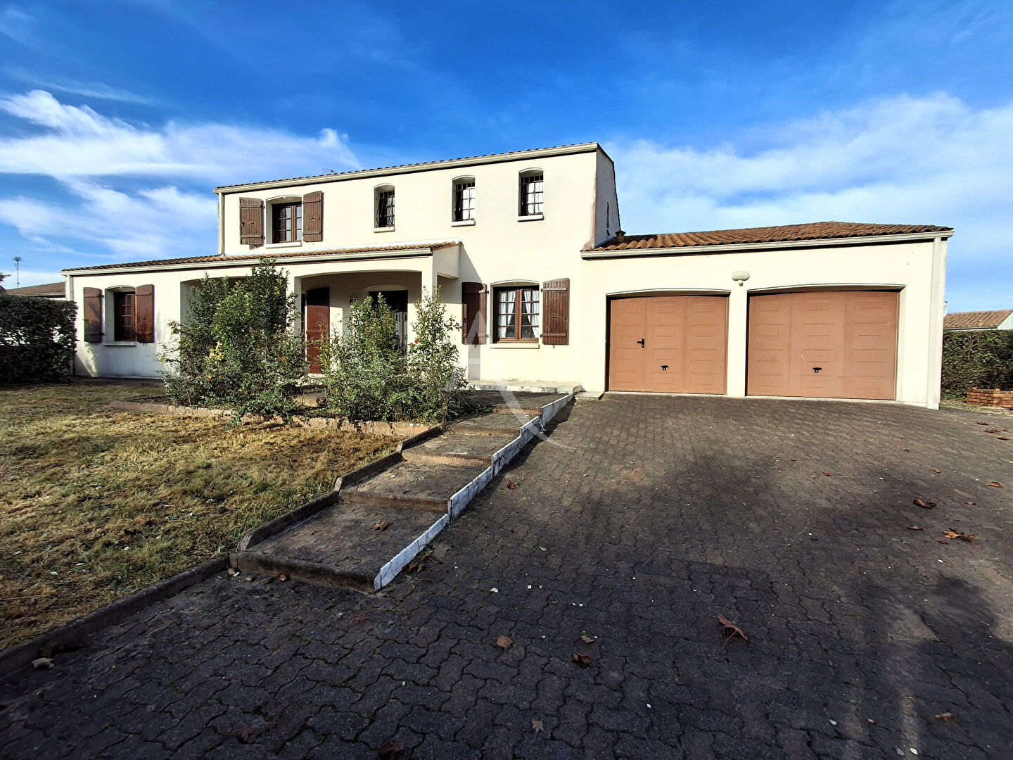 Maison familiale spacieuse dans quartier résidentiel avec commerces