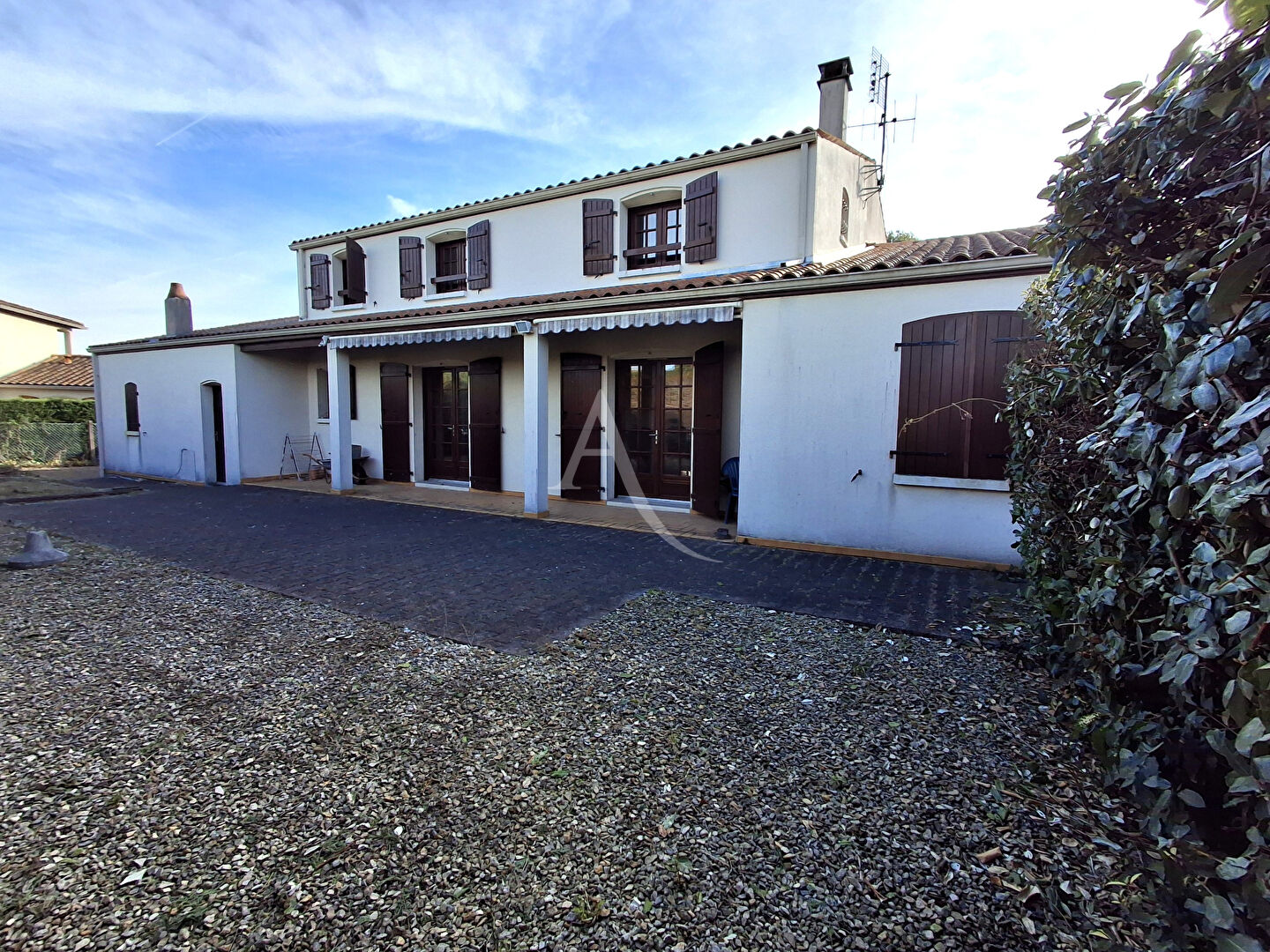 Photo Maison familiale spacieuse dans quartier résidentiel avec commerces image 3/6