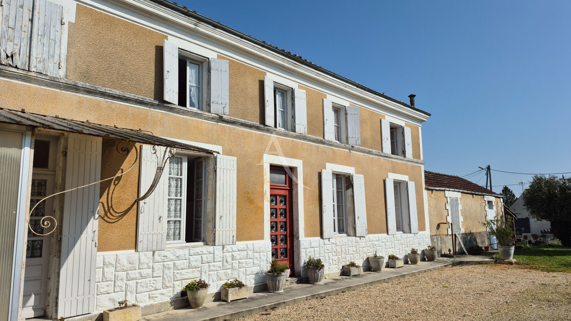 Agence immobilière de 
 L'ADRESSE SAINTES - L'adresse Saintes 
