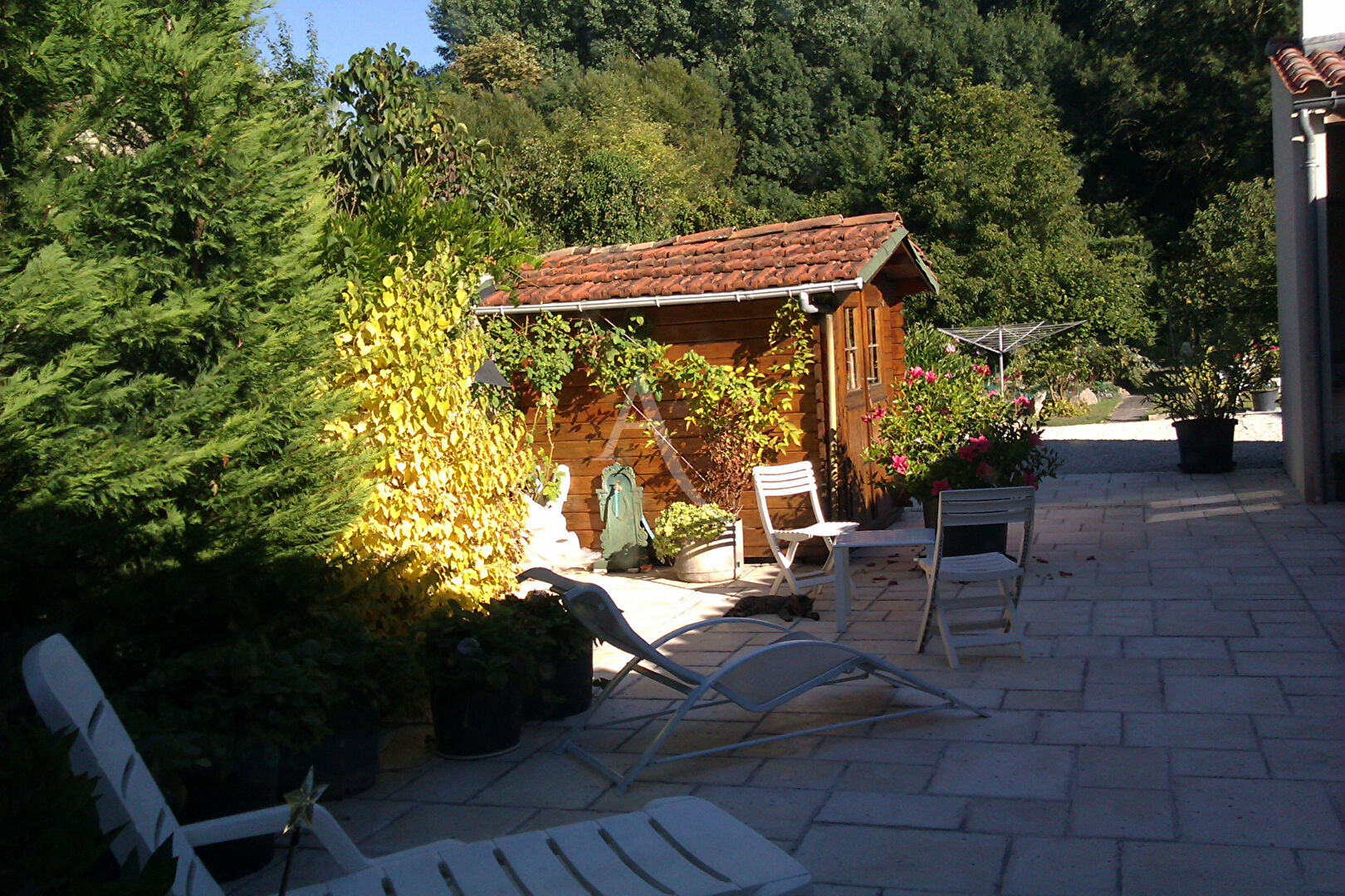 Ensemble Immobilier comprenant une maison d'habitation et un appartement