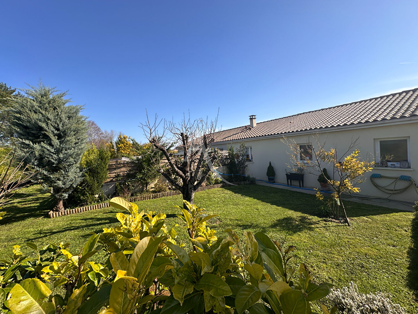 Agence immobilière de 
 L'ADRESSE SAINTES - L'adresse Saintes 
