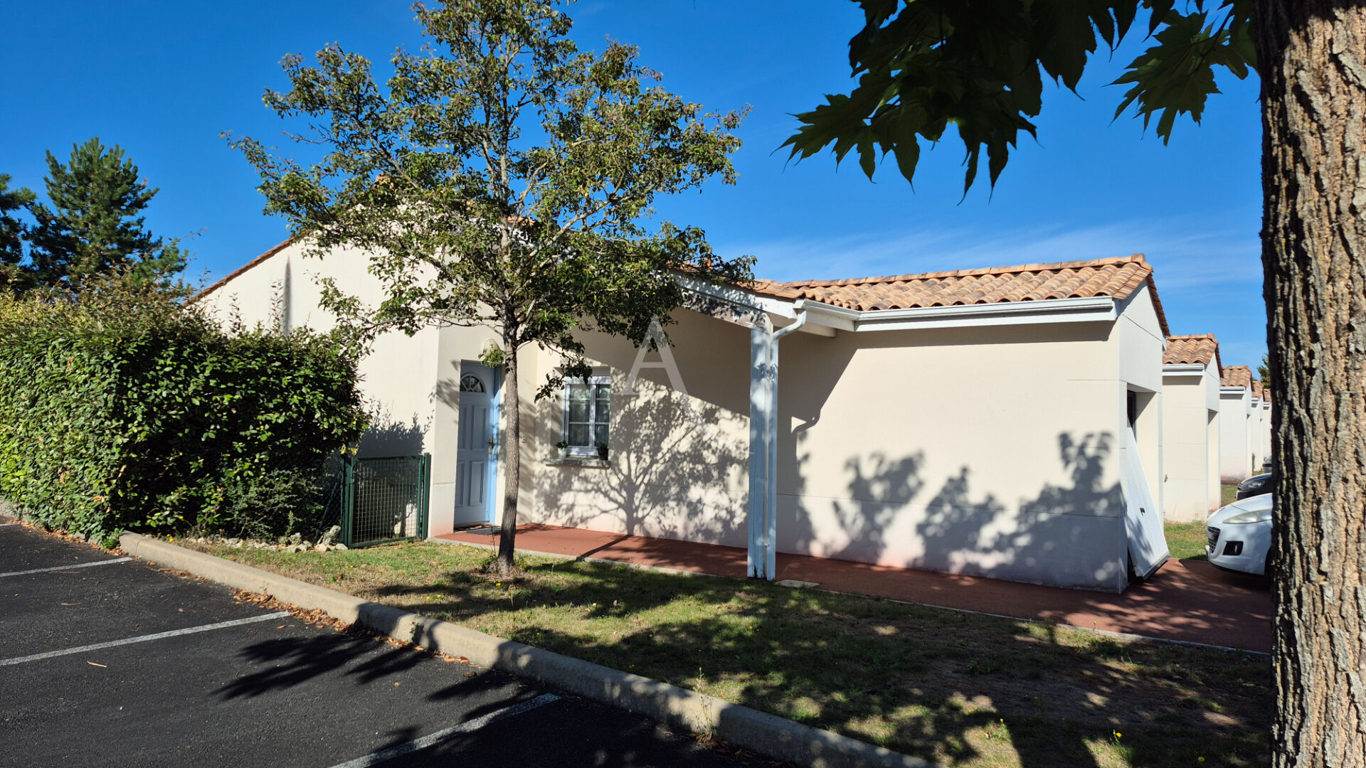 Photo Maison de plain pied à Ternant avec une piscine privative pour résident image 1/6