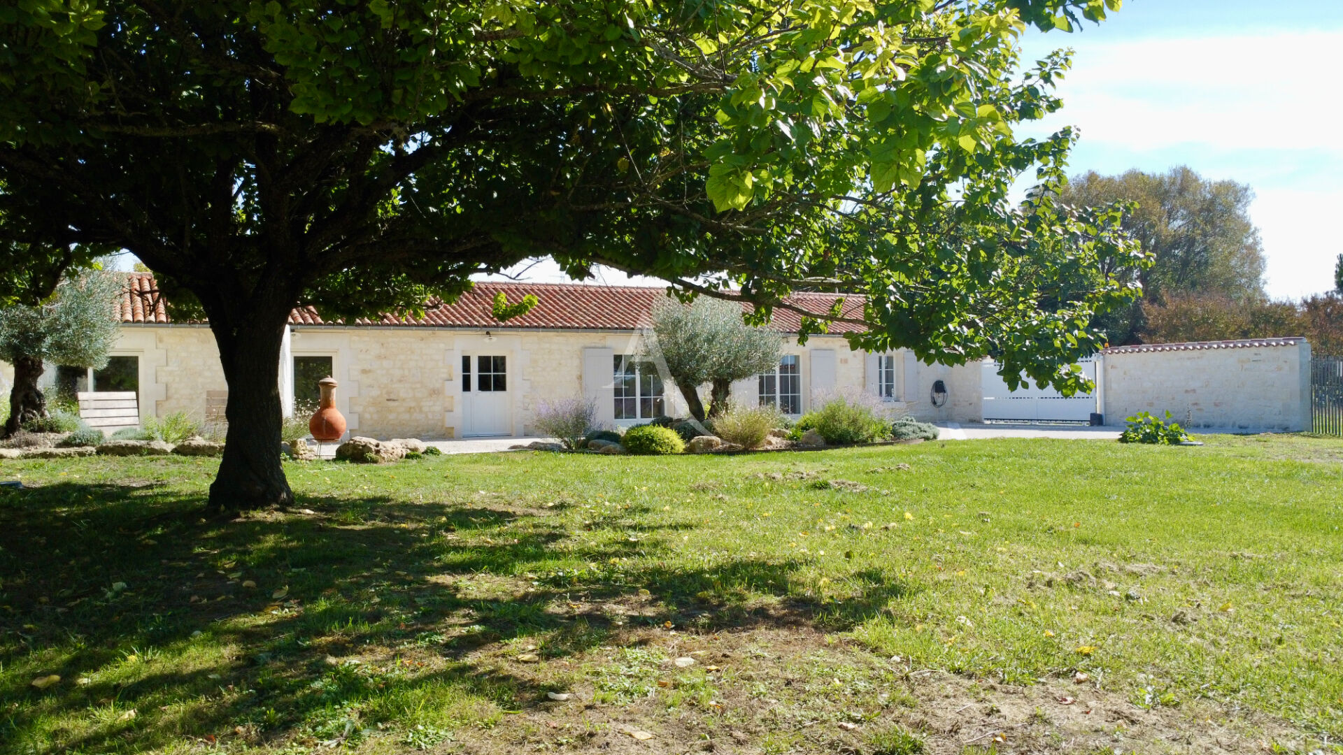Agence immobilière de 
 L'ADRESSE SAINTES - L'adresse Saintes 
