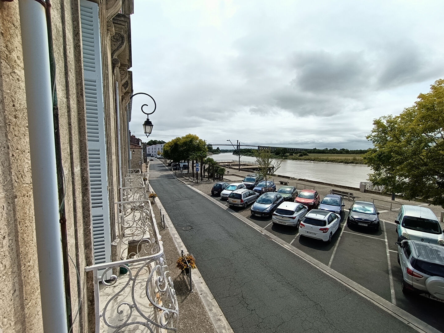 Spacieux 5 pièces avec vue dégagée ? quartier recherché