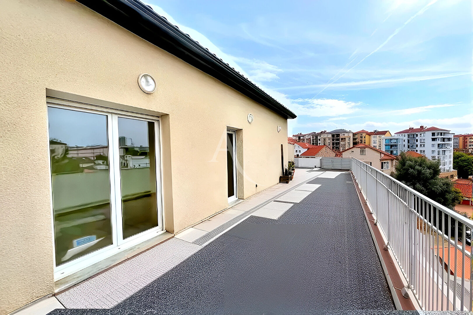 Agence immobilière de 
 LADRESSE TOULOUSE SAINT CYPRIEN - L'ADRESSE TOULOUSE ST CYPRIEN 
