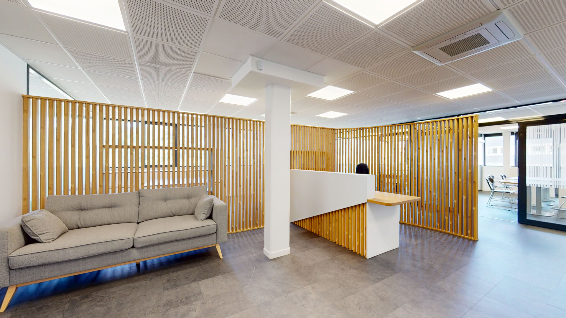 Bureaux aménagés de 140m² environ, terrasse, garage et 5 places de parkings