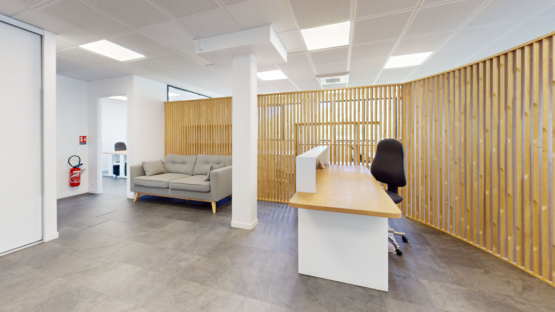 Photo Bureaux aménagés de 140m² environ, terrasse, garage et 5 places de parkings image 2/6