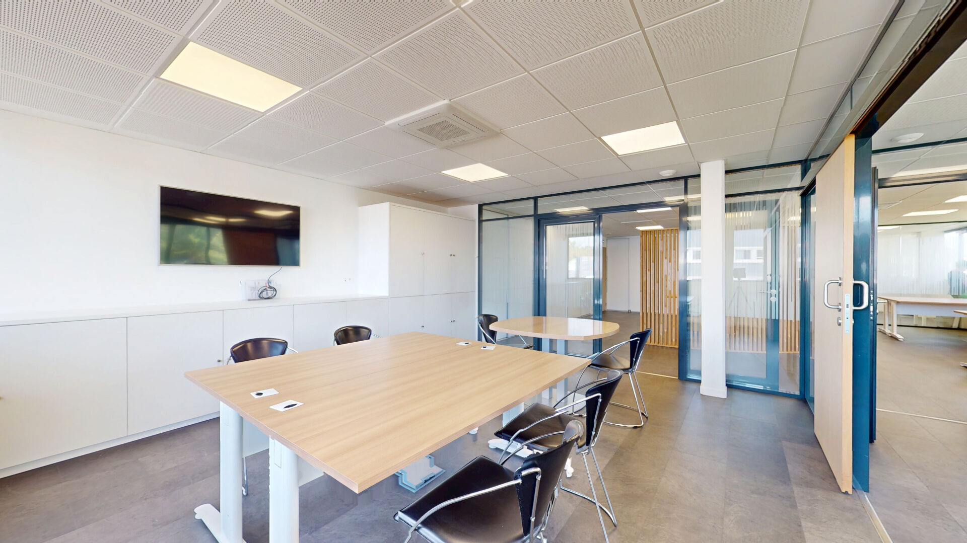 Photo Bureaux aménagés de 140m² environ, terrasse, garage et 5 places de parkings image 3/6