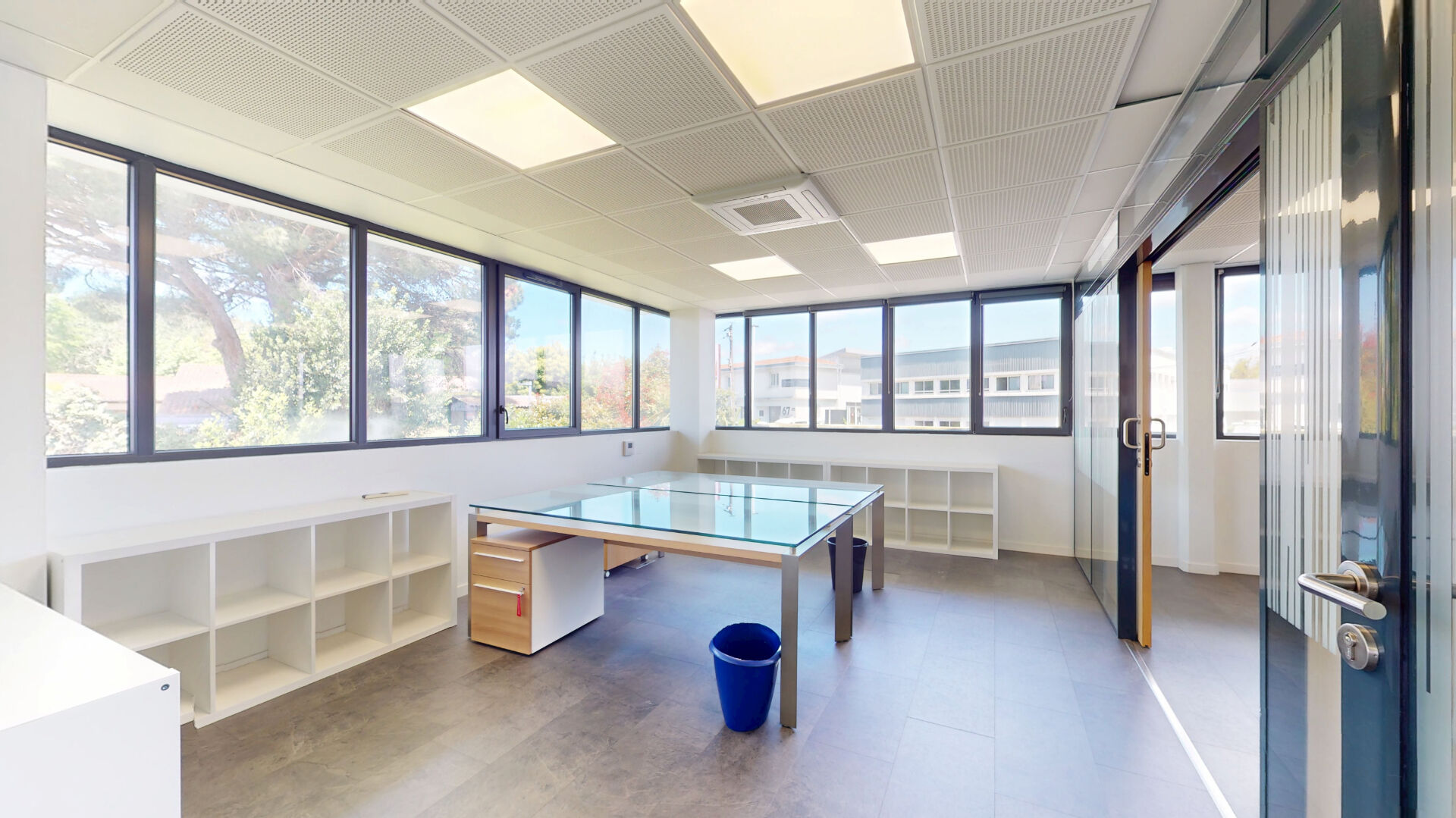 Photo Bureaux aménagés de 140m² environ, terrasse, garage et 5 places de parkings image 4/6