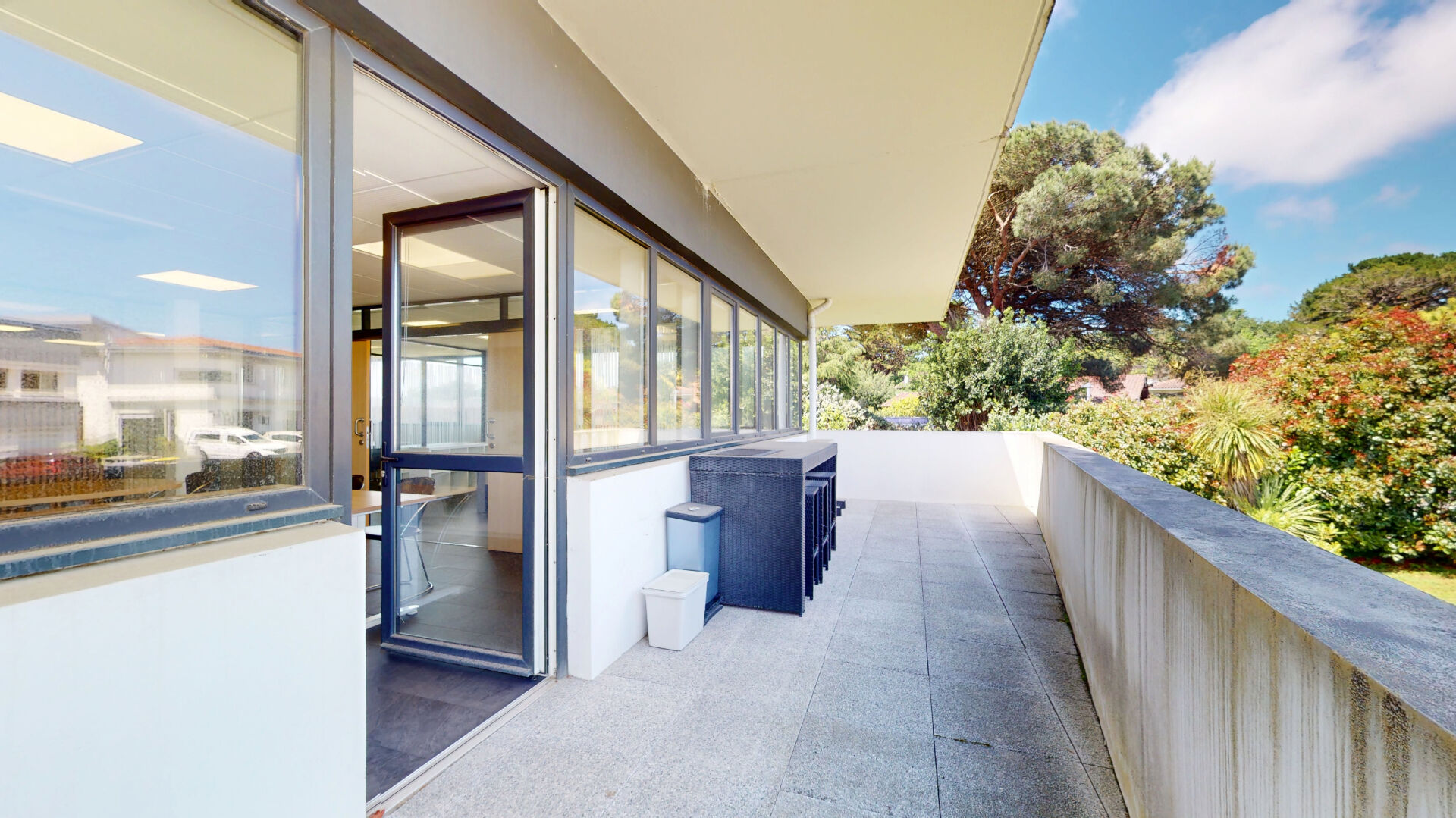 Photo Bureaux aménagés de 140m² environ, terrasse, garage et 5 places de parkings image 5/6