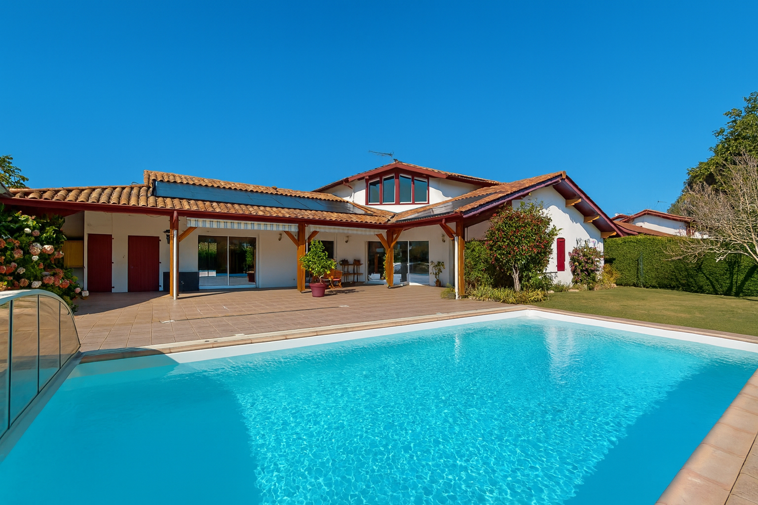 Maison familiale avec piscine et sous-sol - JATXOU