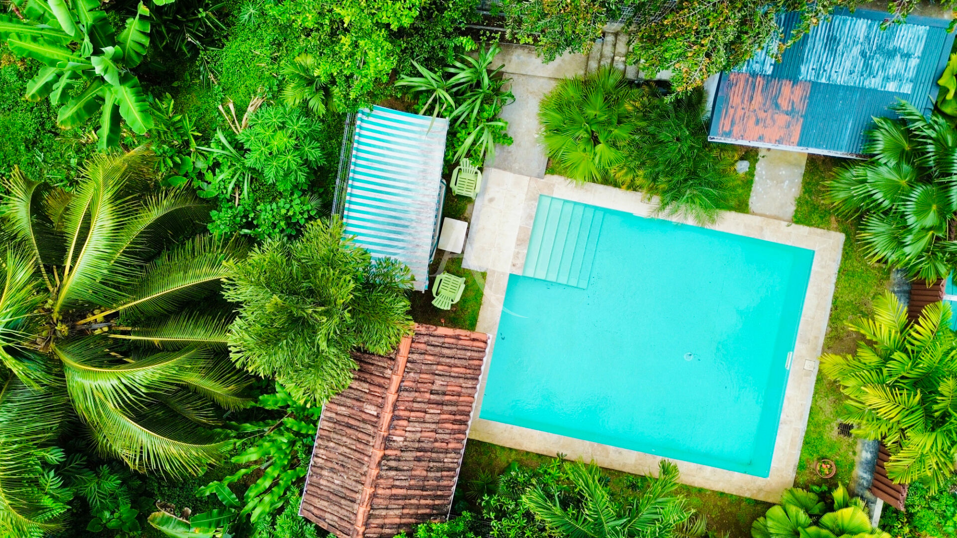 Photo Ensemble immobilier avec piscine - 6 appartements - Fort potentiel locatif au Gros-Morne image 1/6