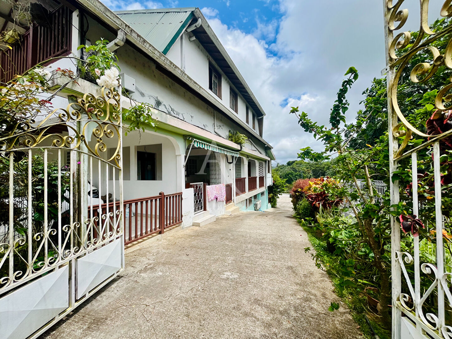 Photo Ensemble immobilier avec piscine - 6 appartements - Fort potentiel locatif au Gros-Morne image 2/6