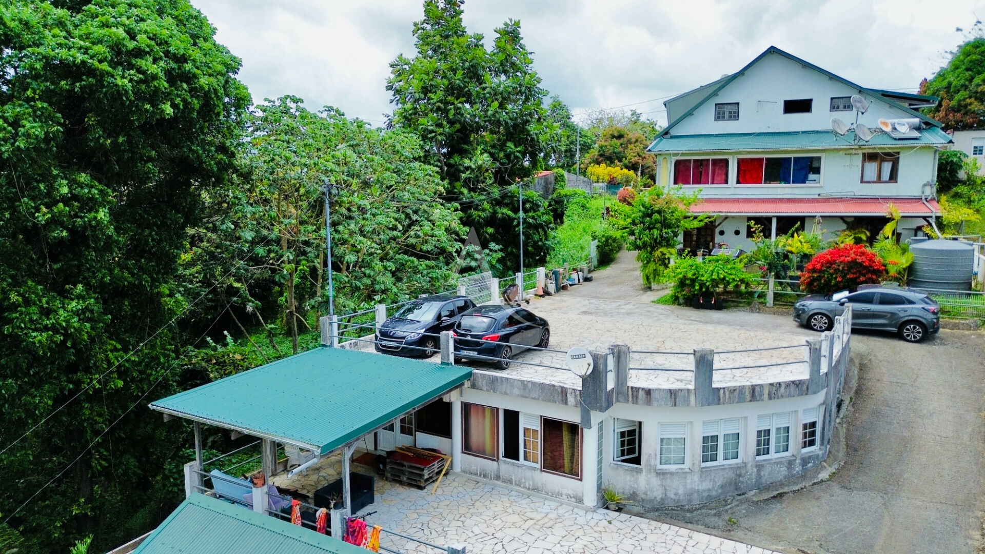 Photo Ensemble immobilier avec piscine - 6 appartements - Fort potentiel locatif au Gros-Morne image 3/6