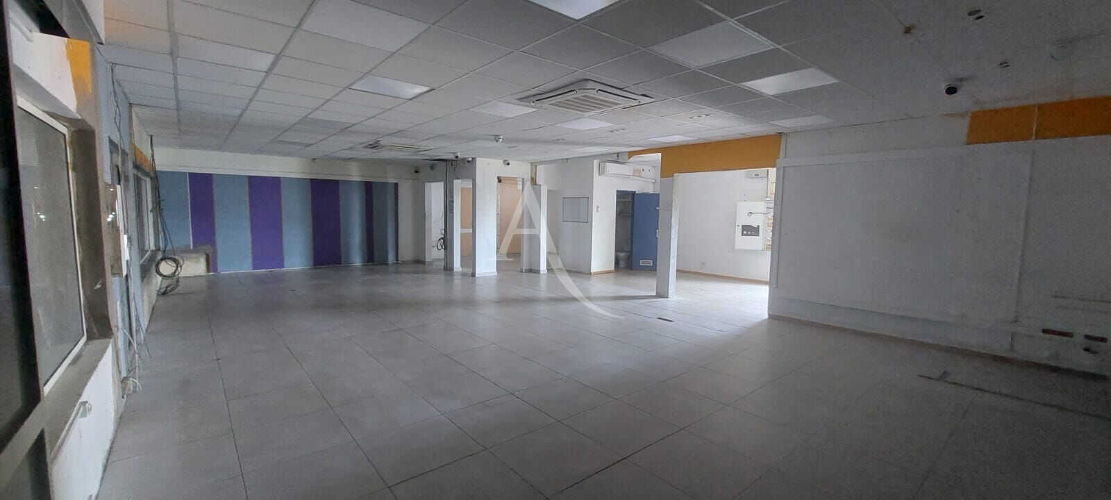 Local spacieux et lumineux avec vitrine dans une zone d'activité