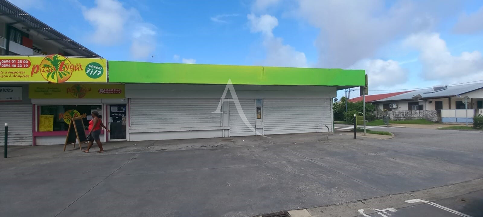 Photo Local spacieux et lumineux avec vitrine dans une zone d'activité image 3/6