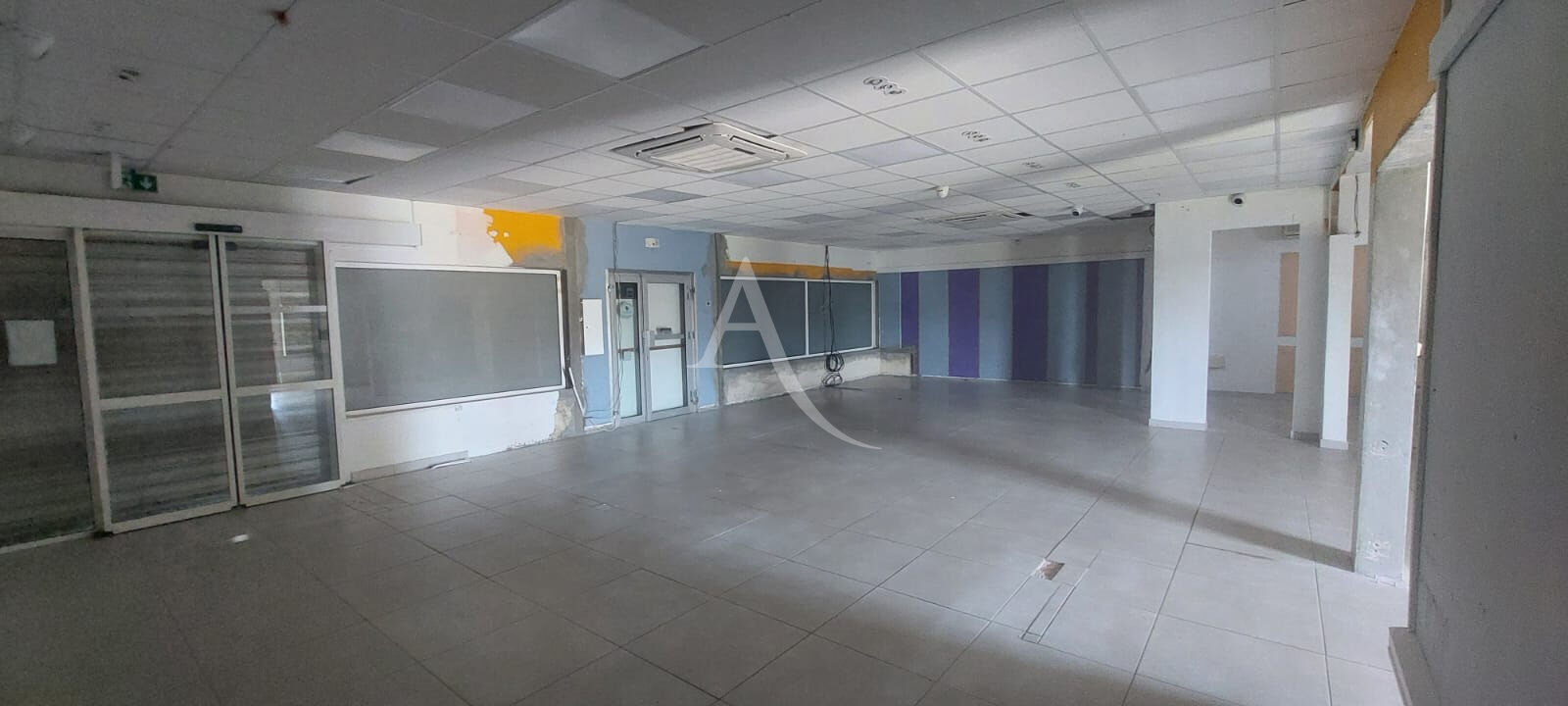 Photo Local spacieux et lumineux avec vitrine dans une zone d'activité image 4/6