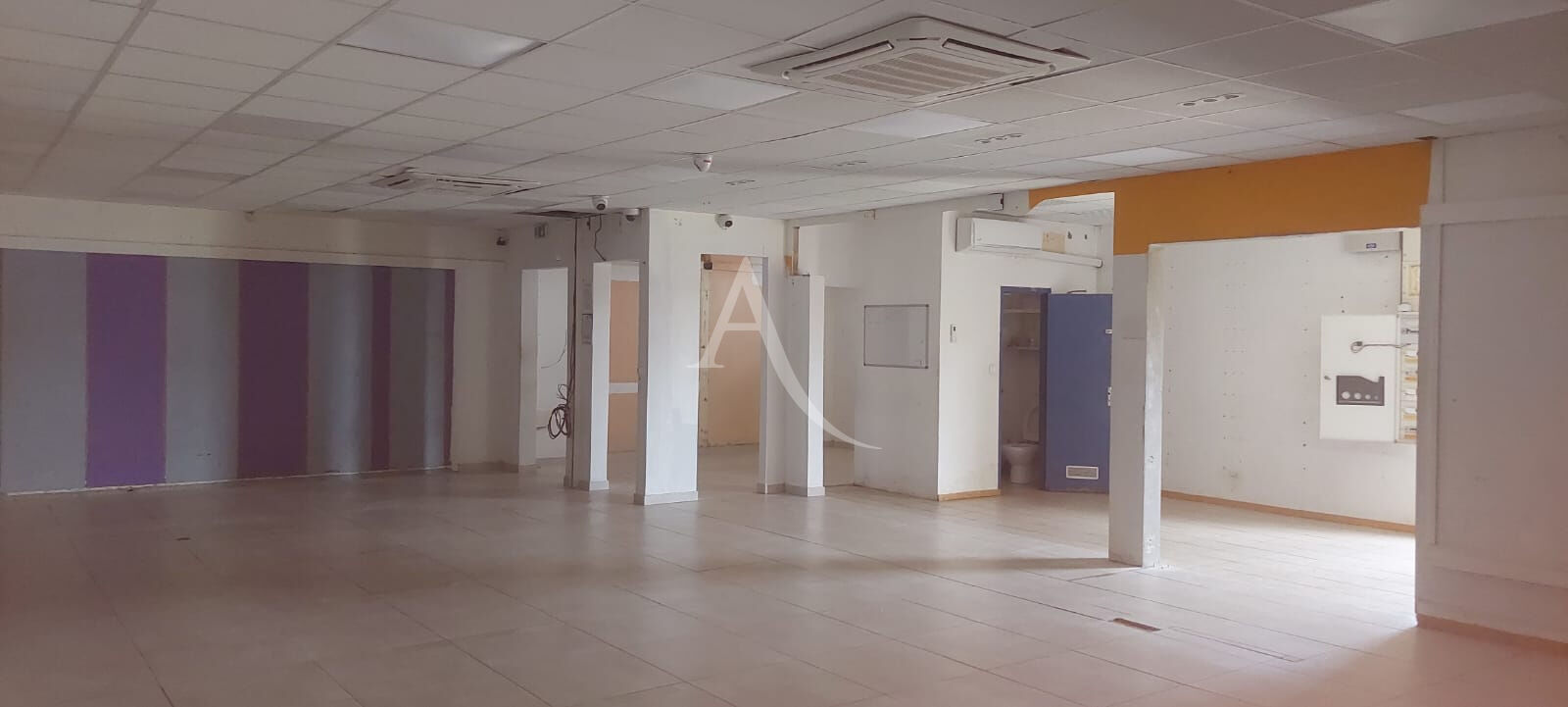 Photo Local spacieux et lumineux avec vitrine dans une zone d'activité image 5/6