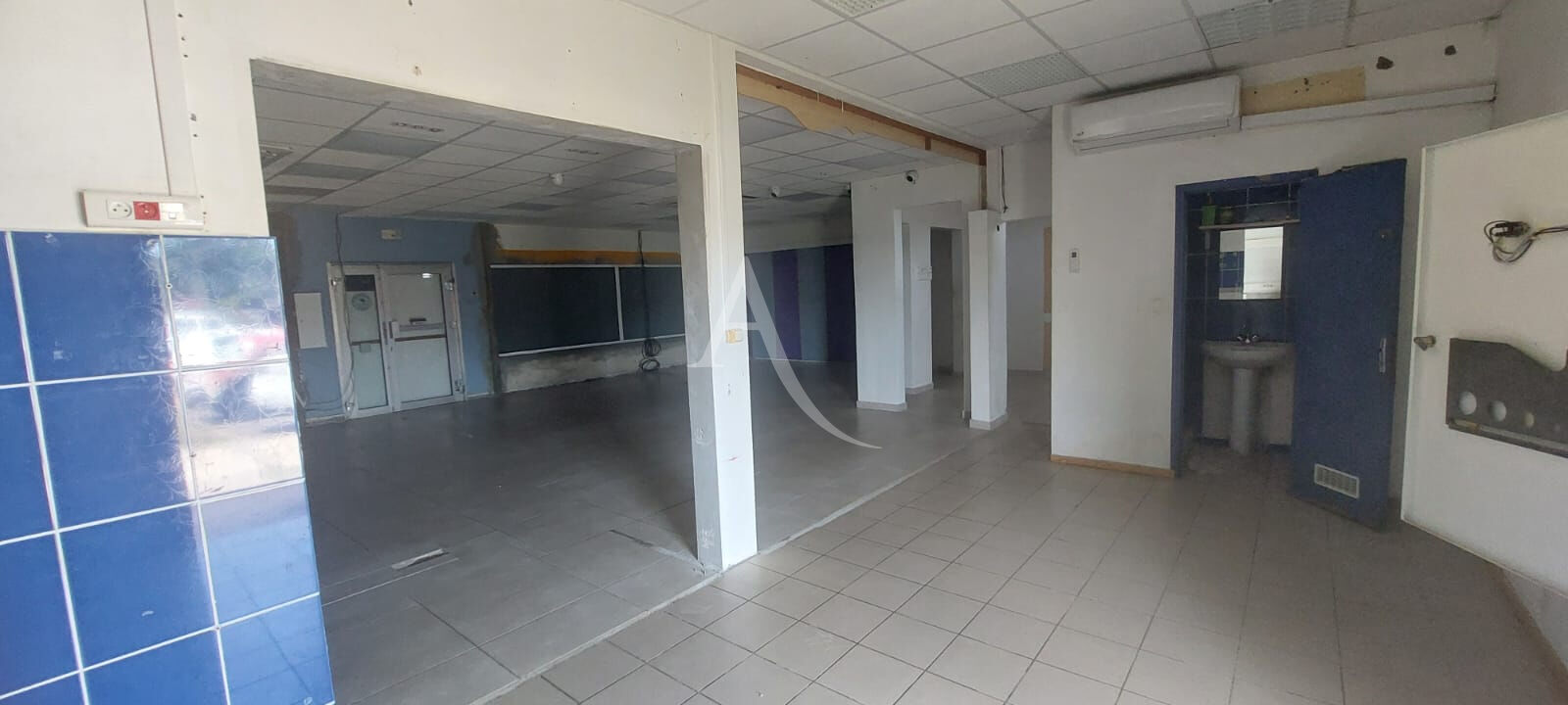 Photo Local spacieux et lumineux avec vitrine dans une zone d'activité image 6/6