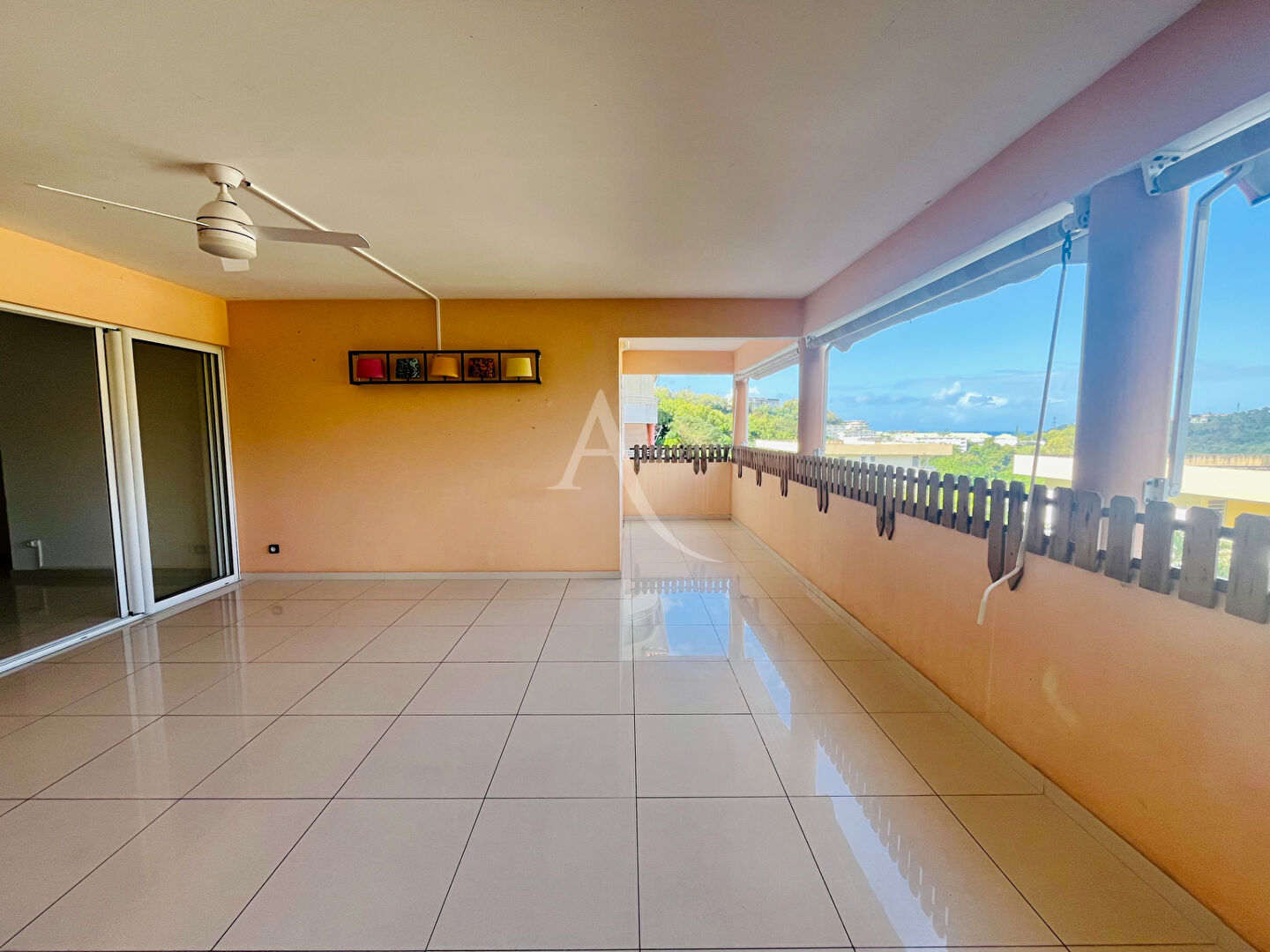 Photo T4 lumineux avec terrasse et garage à Schoelcher image 2/6