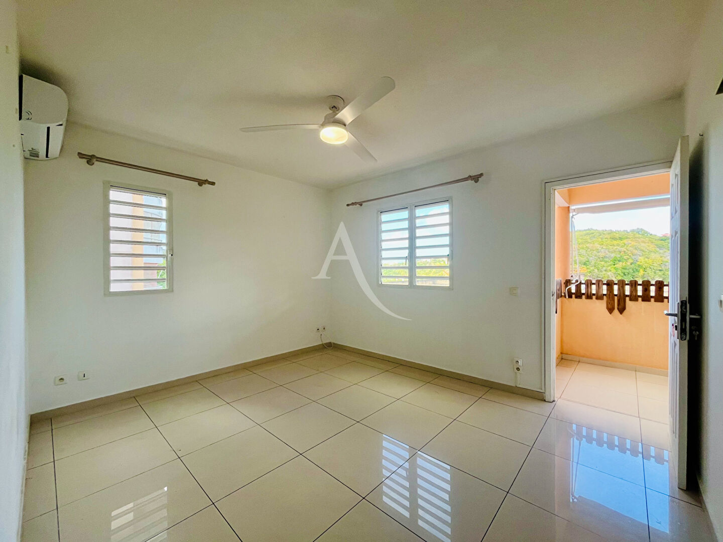 Photo T4 lumineux avec terrasse et garage à Schoelcher image 4/6