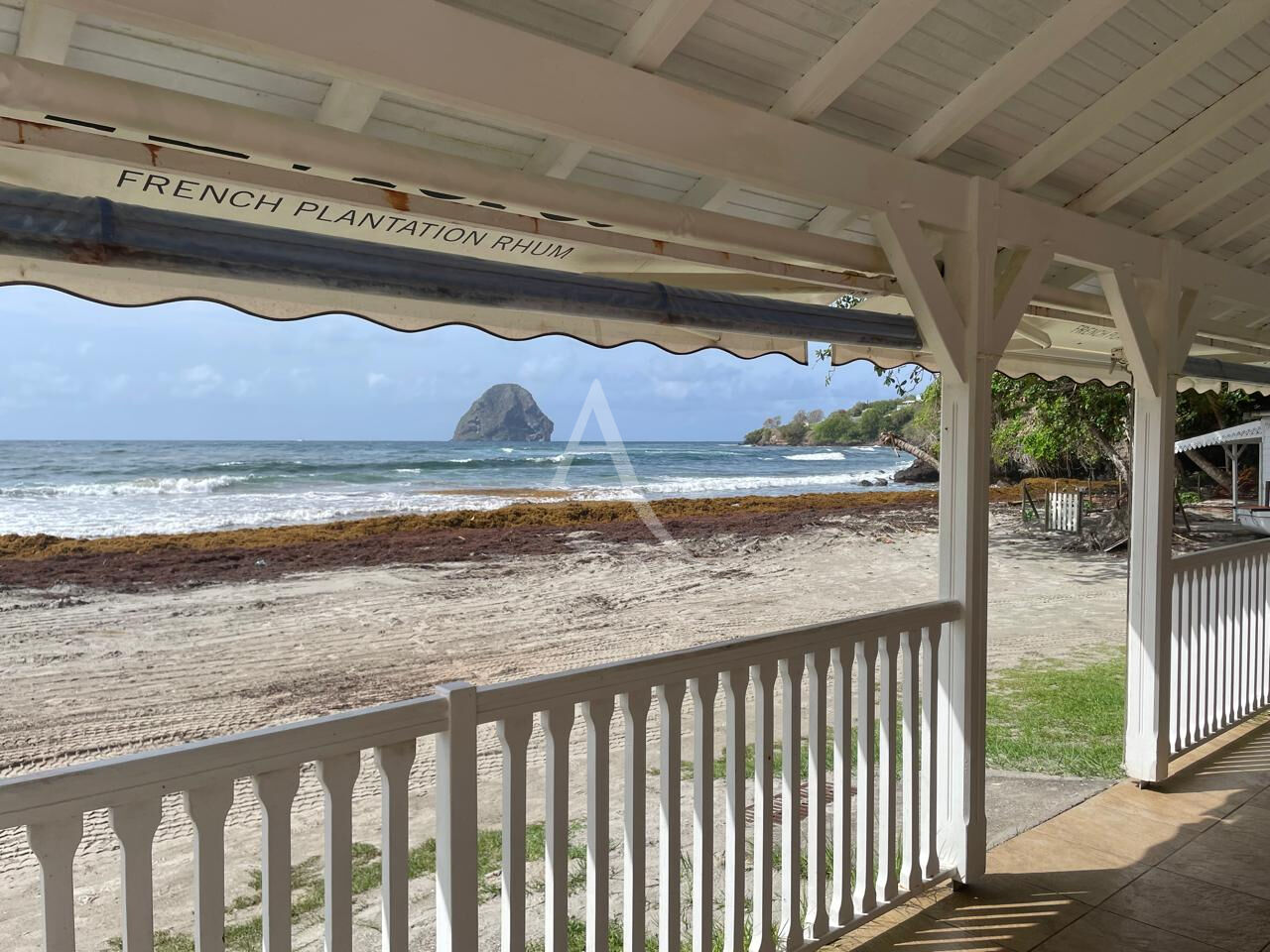 EXCLUSIVITE: AU DIAMANT, pieds dans l'eau maison de plain pied de 327,13 m² utiles.